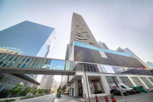 100 Harbour St, Toronto