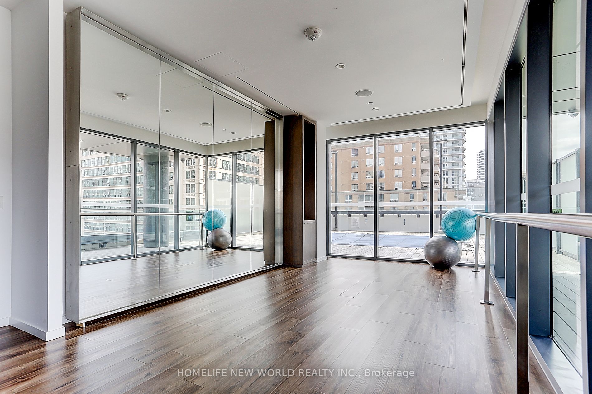 159 Dundas St E, #607