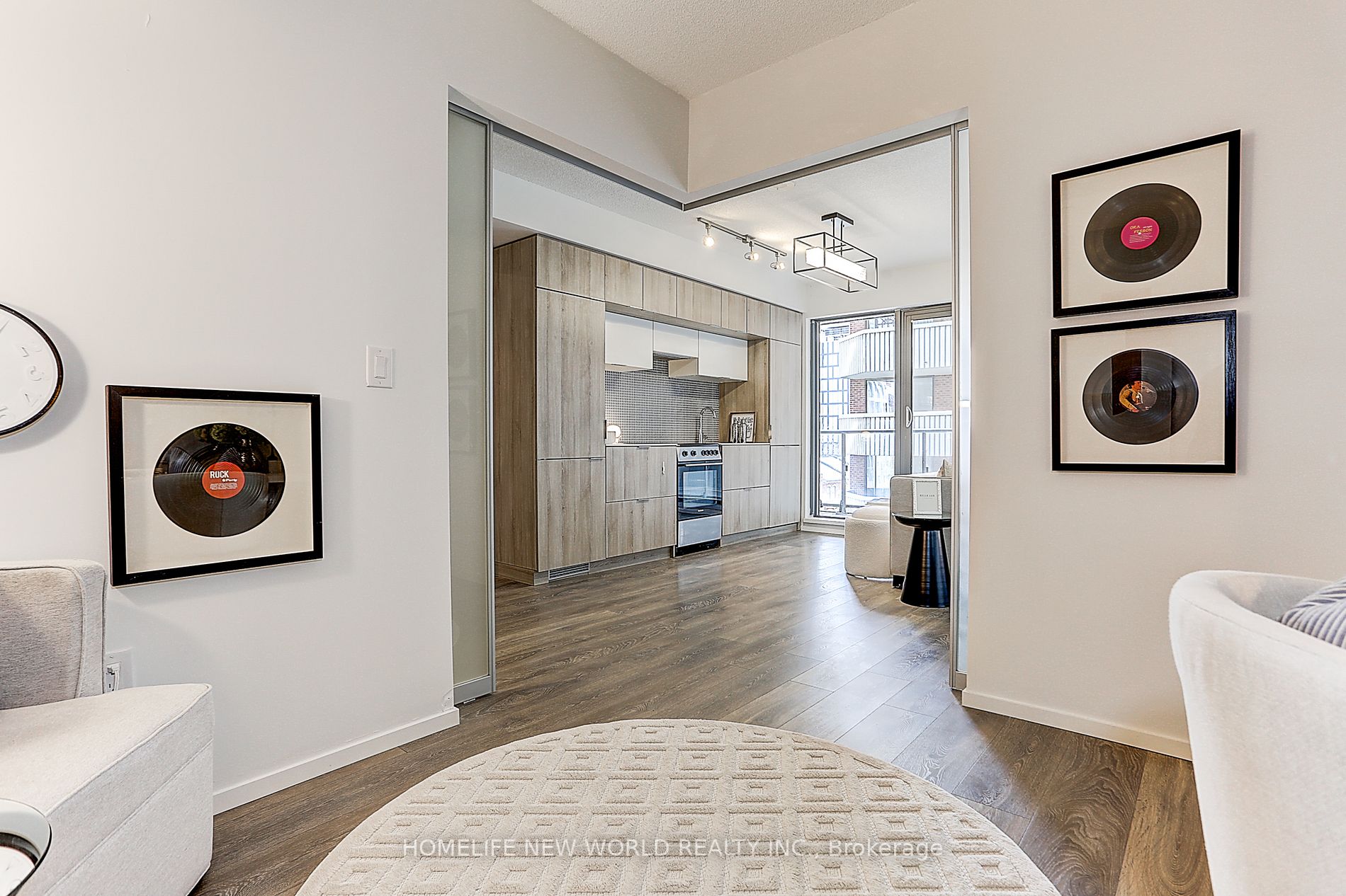 159 Dundas St E, #607