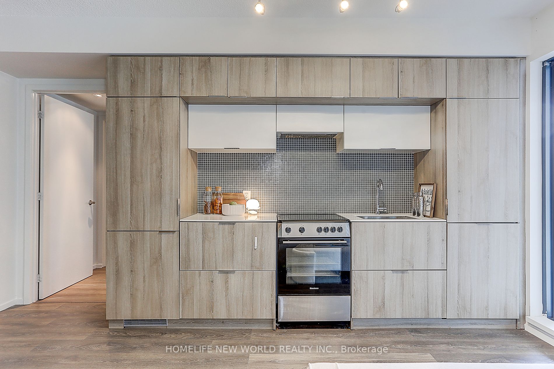 159 Dundas St E, #607