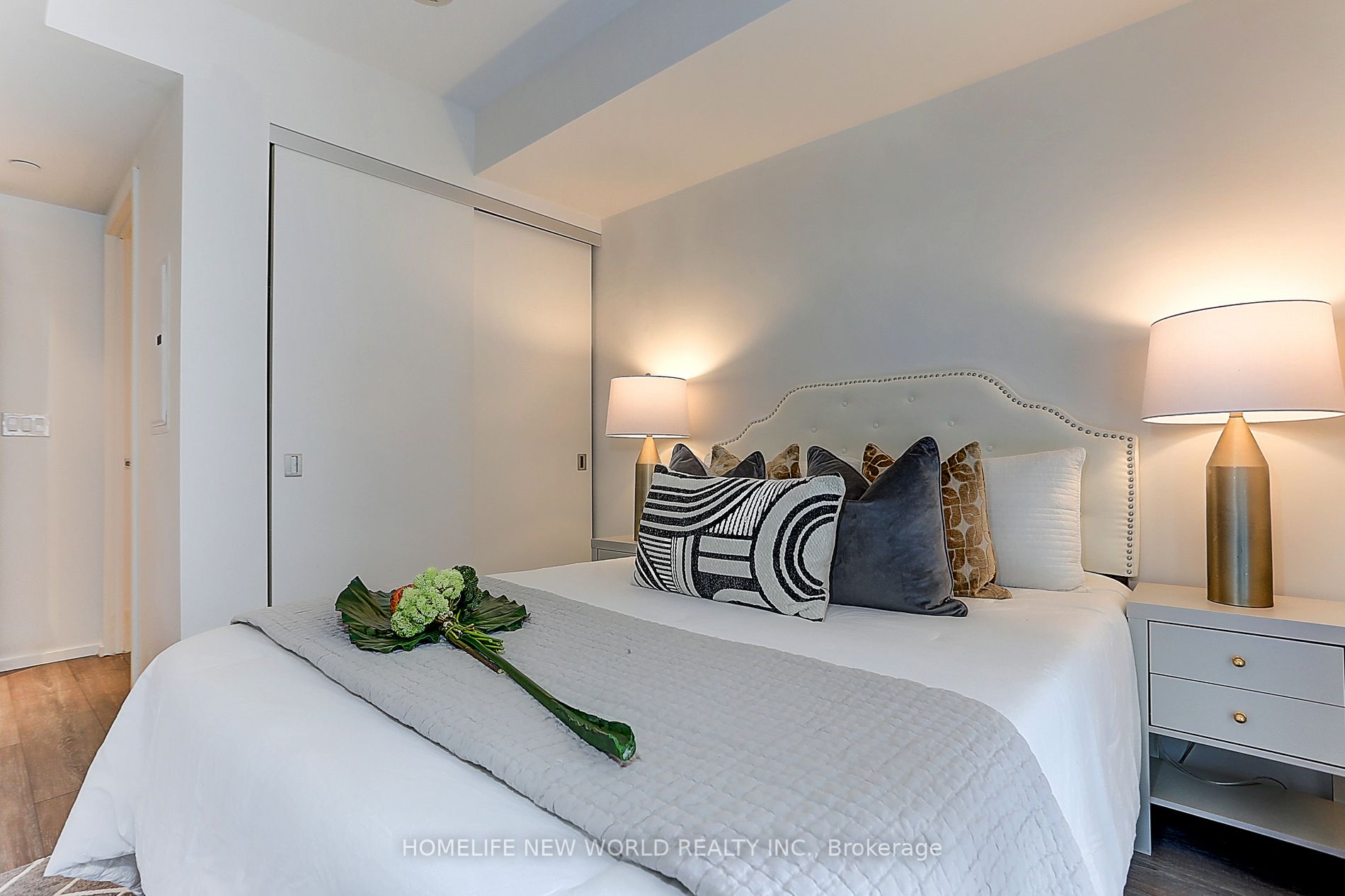 159 Dundas St E, #607