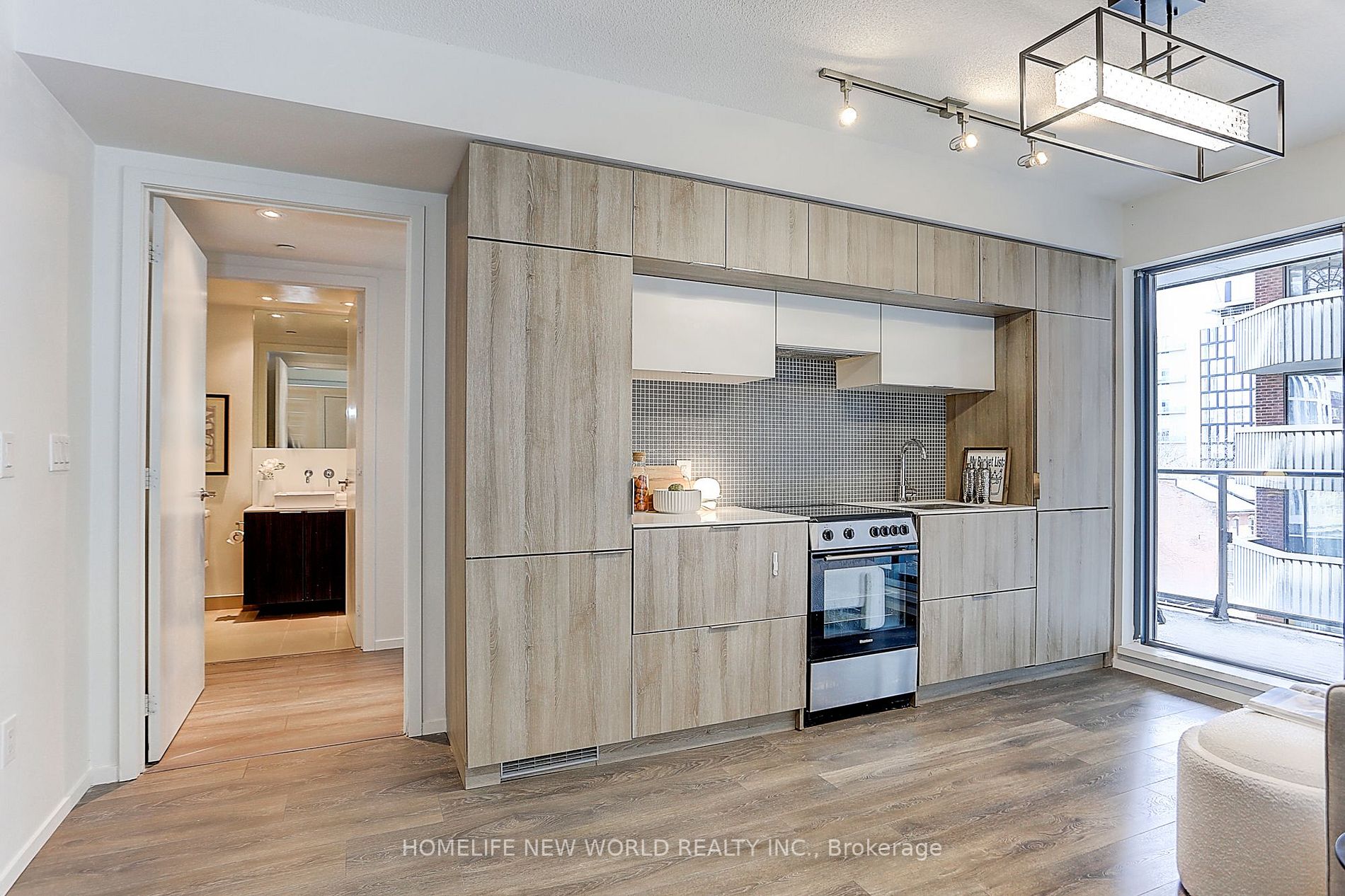 159 Dundas St E, #607