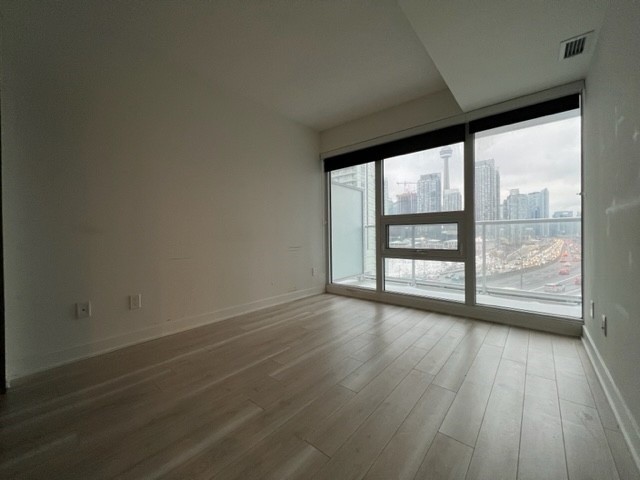 17 Bathurst St, #911