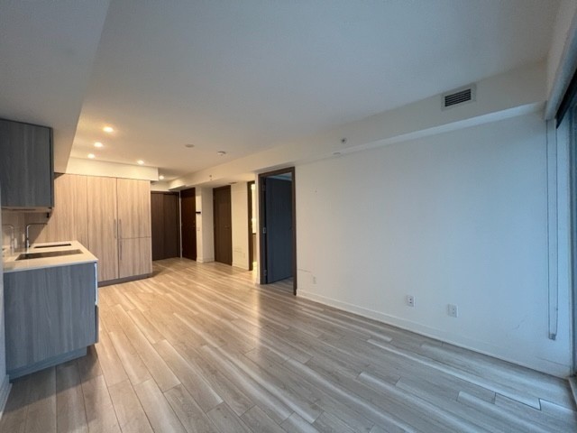 17 Bathurst St, #911