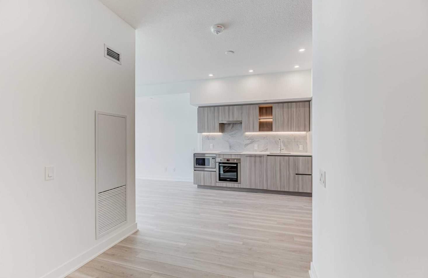19 Bathurst St, #707