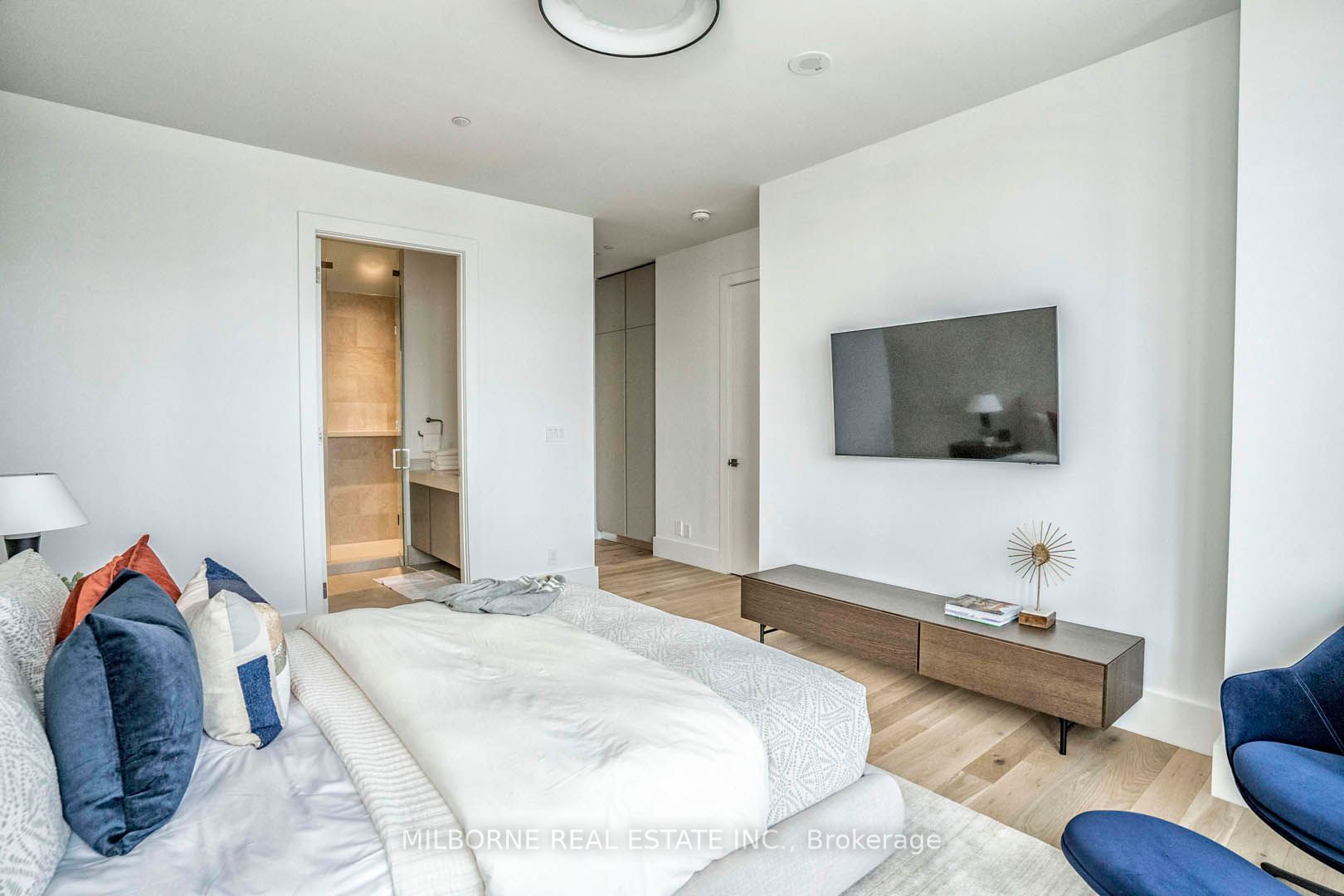 1 Bloor St E, #7504
