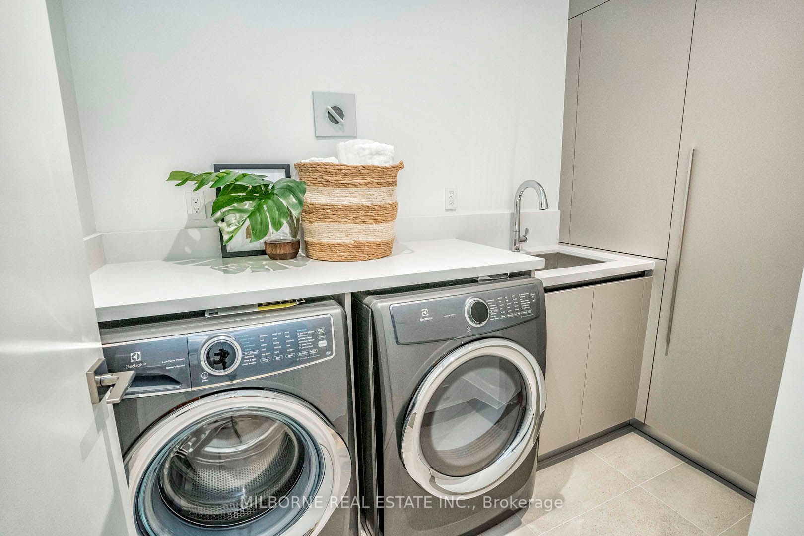 1 Bloor St E, #7504