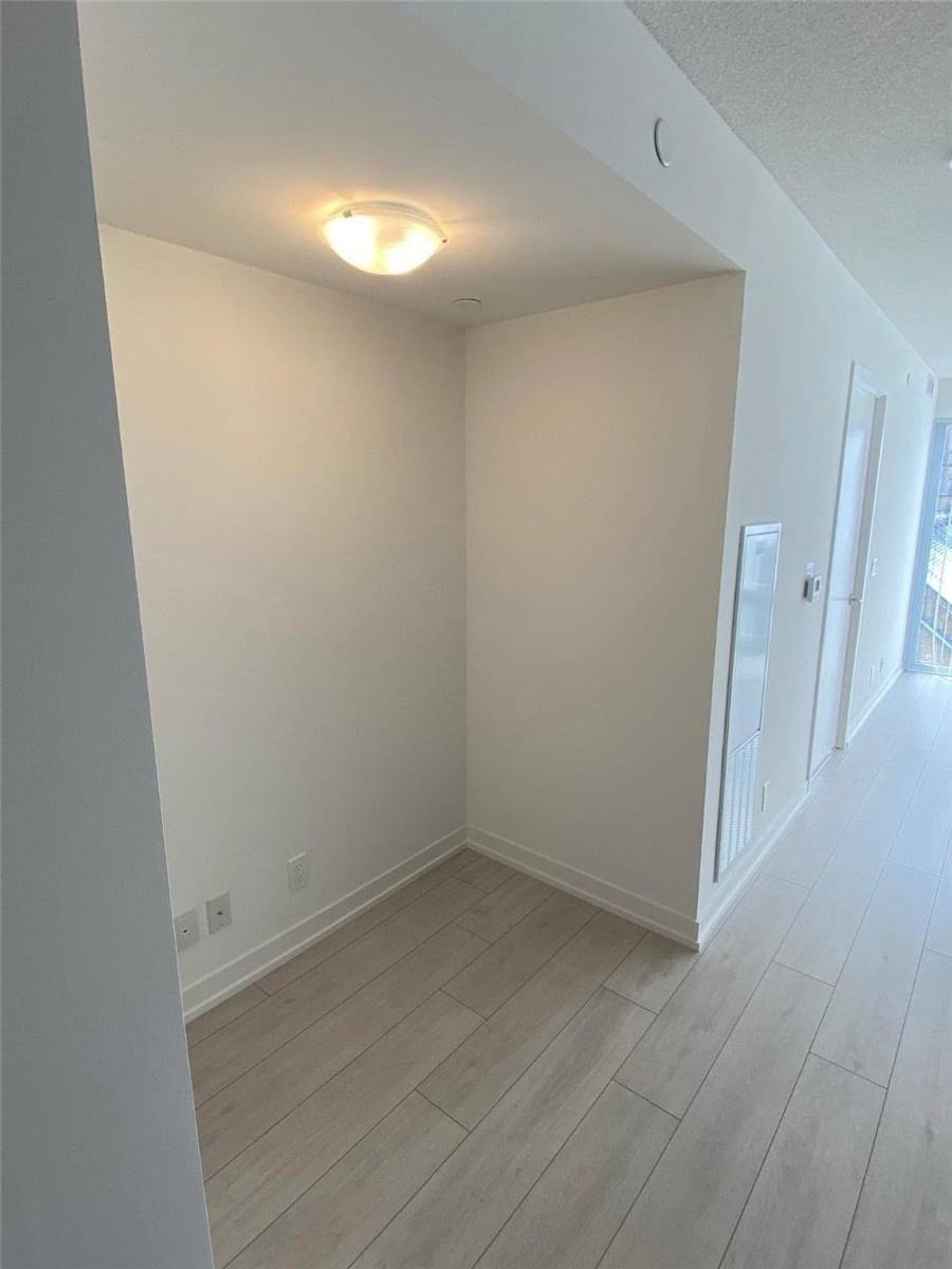 60 Shuter Street #908