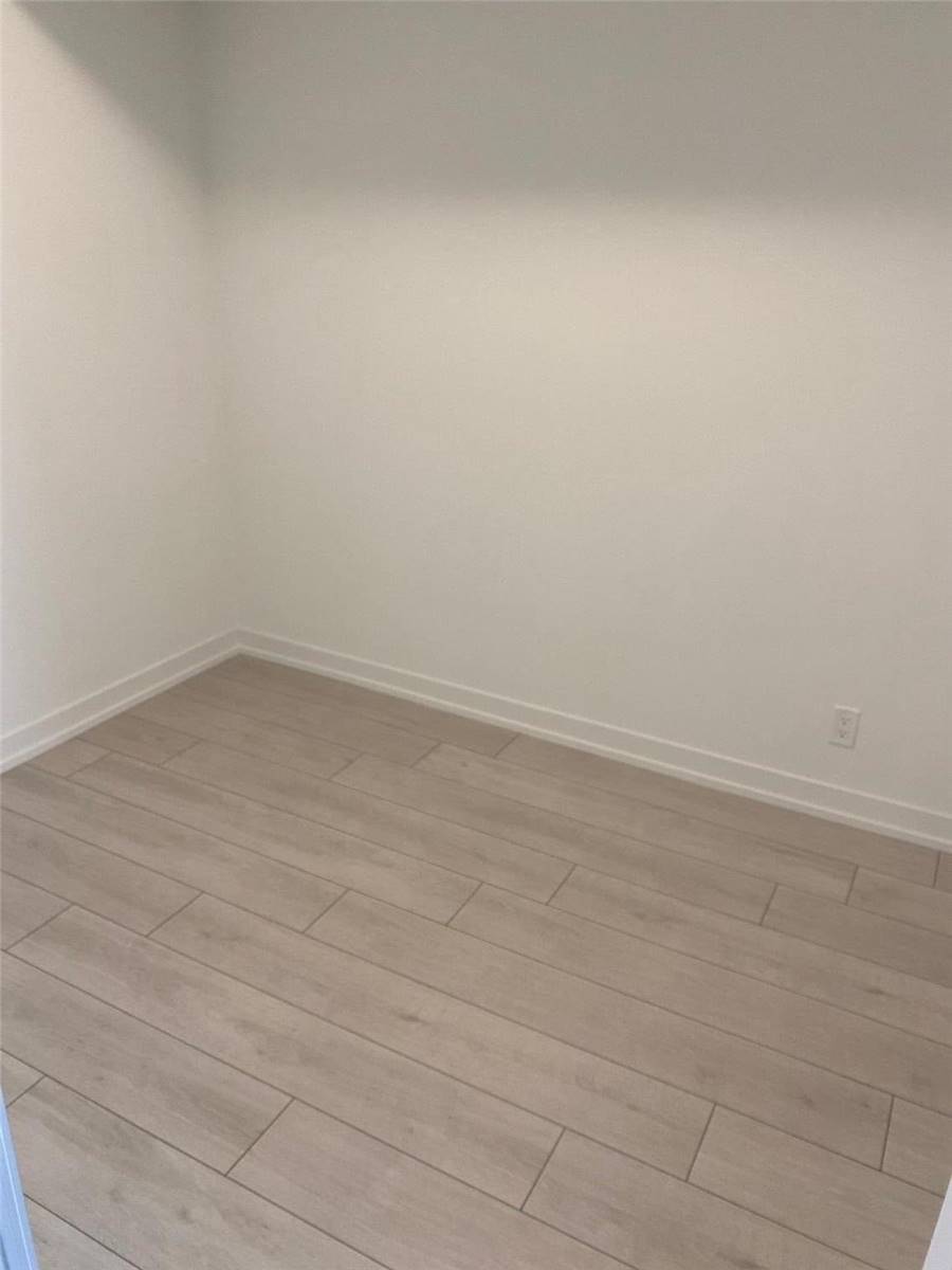 60 Shuter Street #908