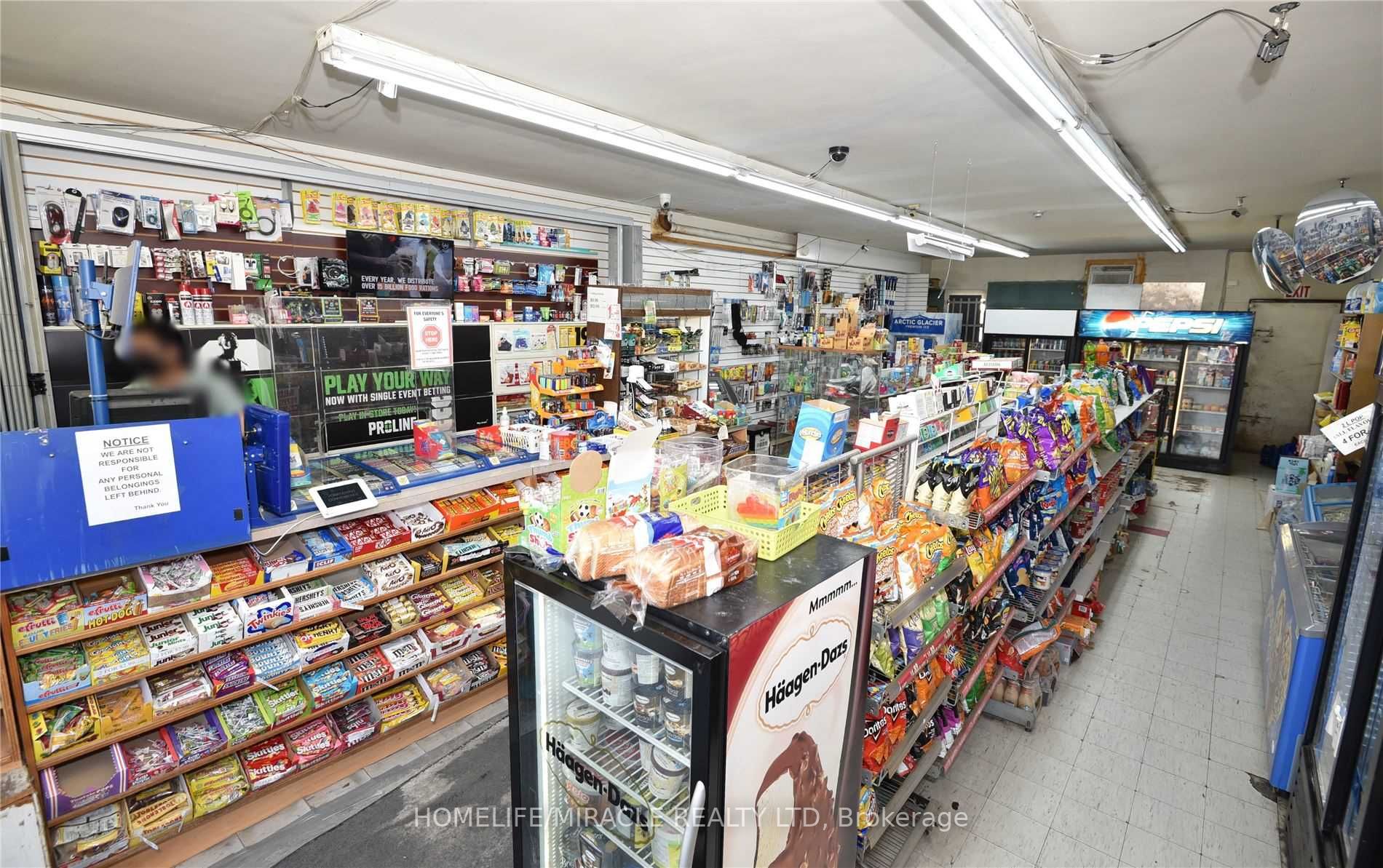 4134 Bathurst St