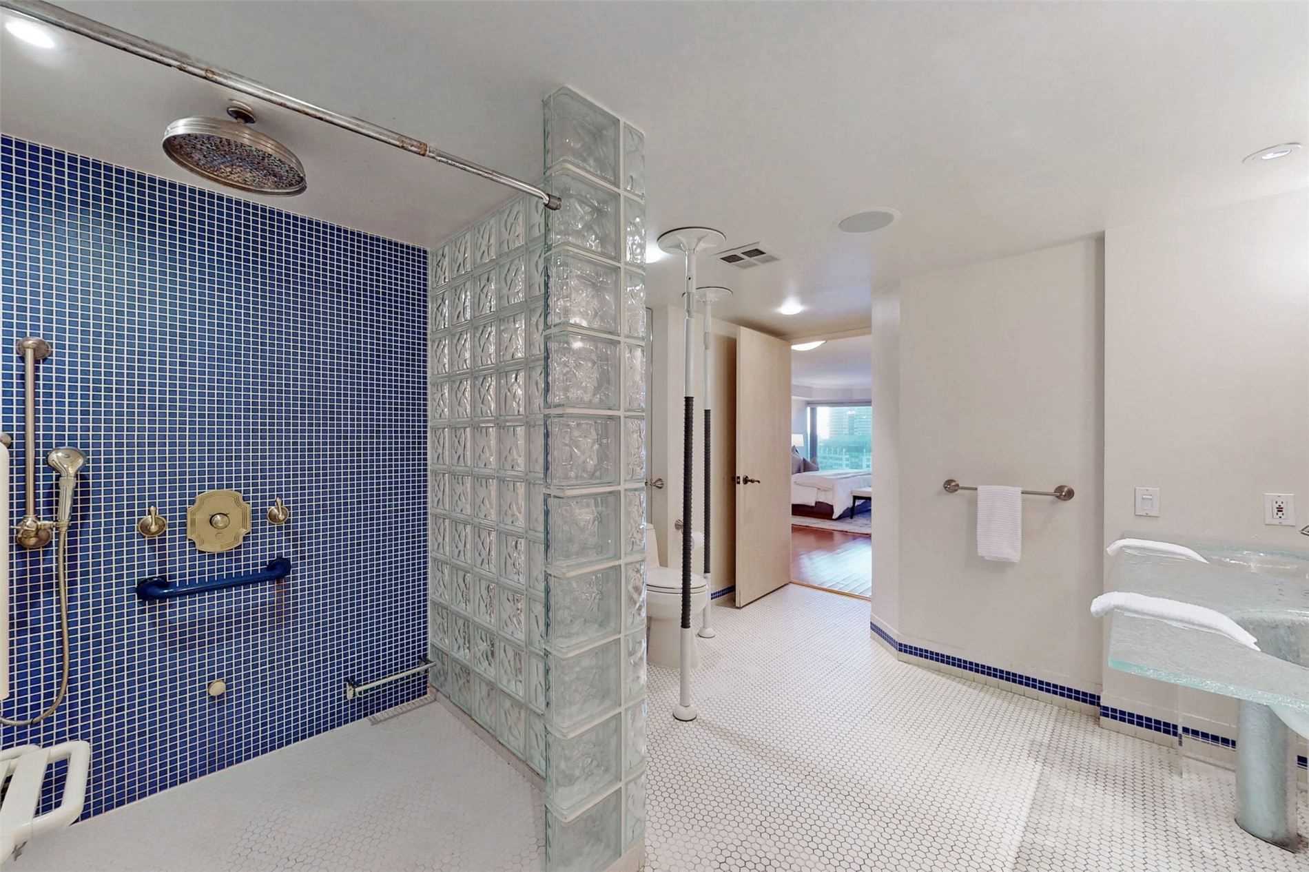 33 University Ave, #2702
