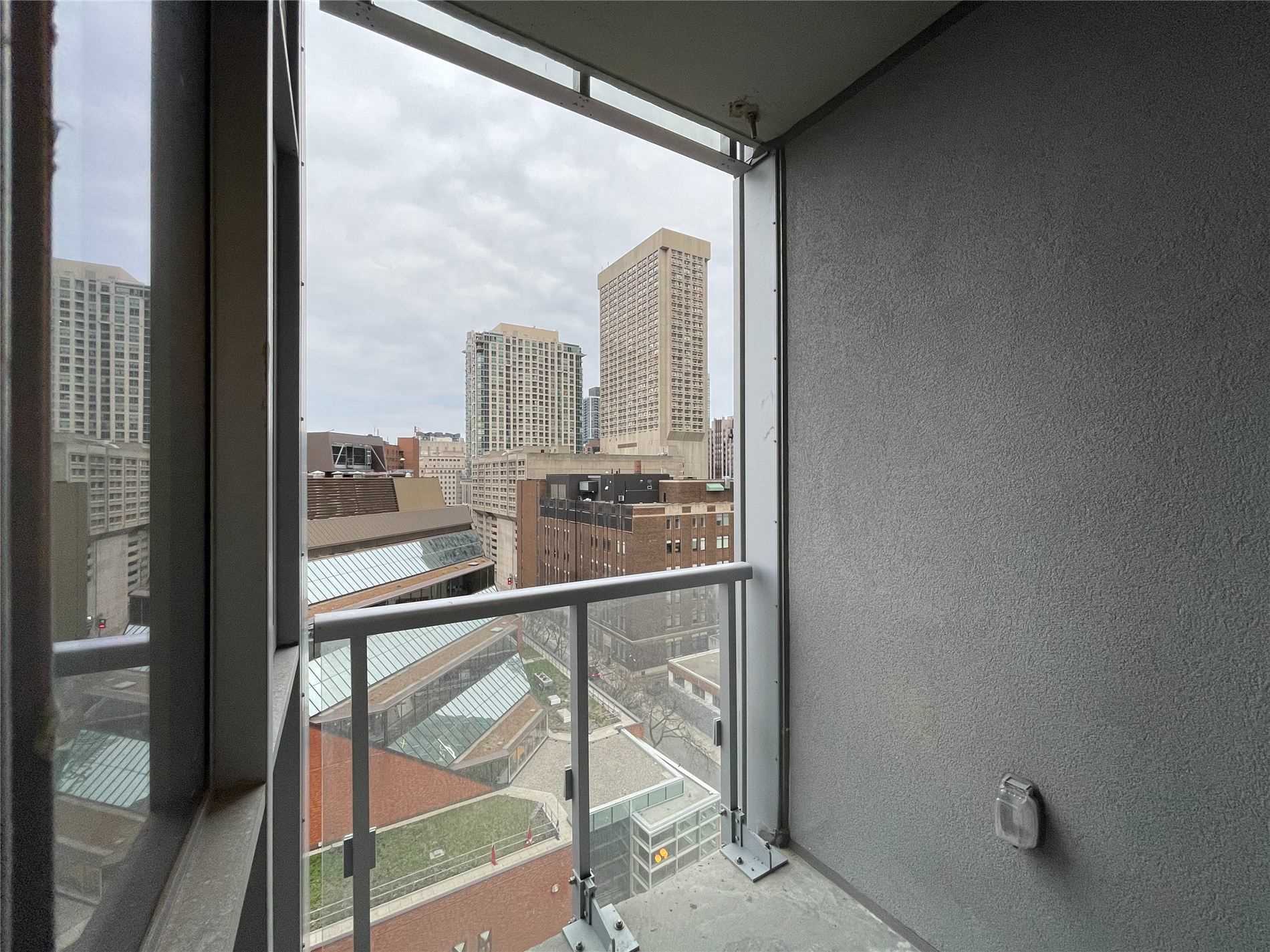 1 Yorkville Avenue, #1011