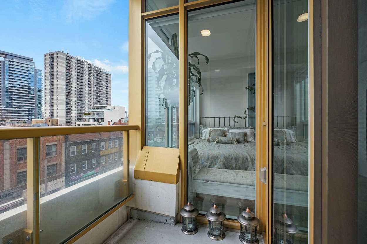 151 Avenue Rd, #410