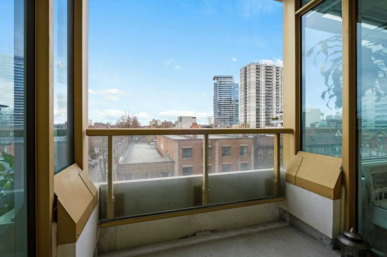 151 Avenue Rd, #410