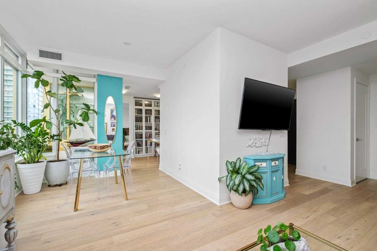 151 Avenue Rd, #410