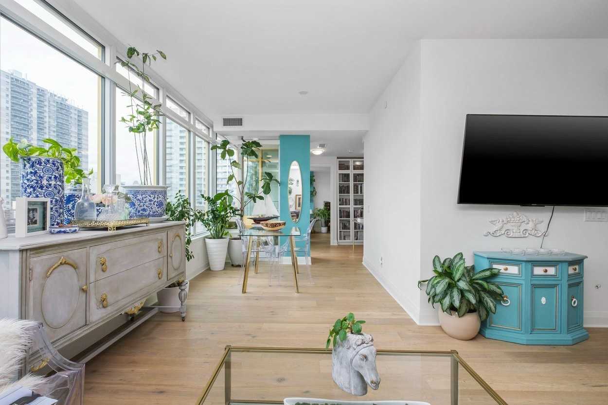 151 Avenue Rd, #410