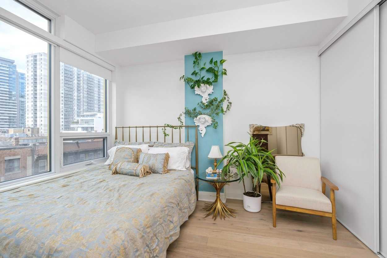 151 Avenue Rd, #410