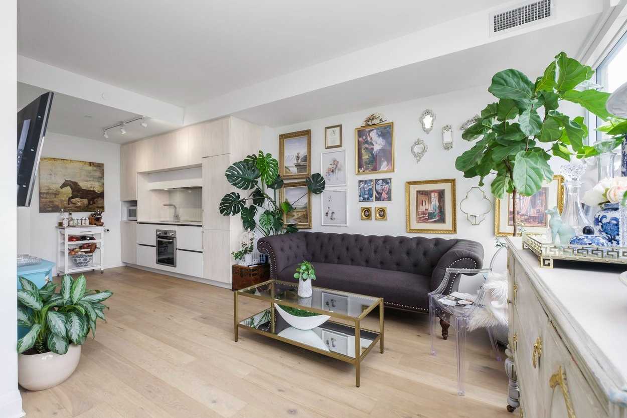 151 Avenue Rd, #410