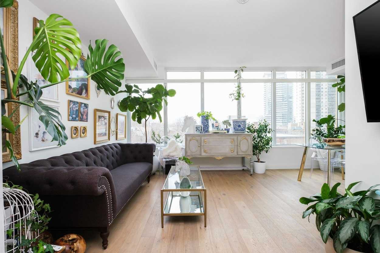 151 Avenue Rd, #410