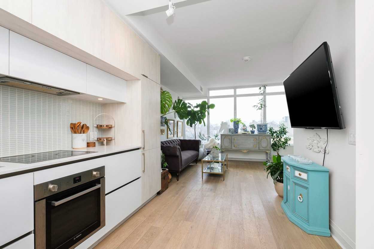 151 Avenue Rd, #410