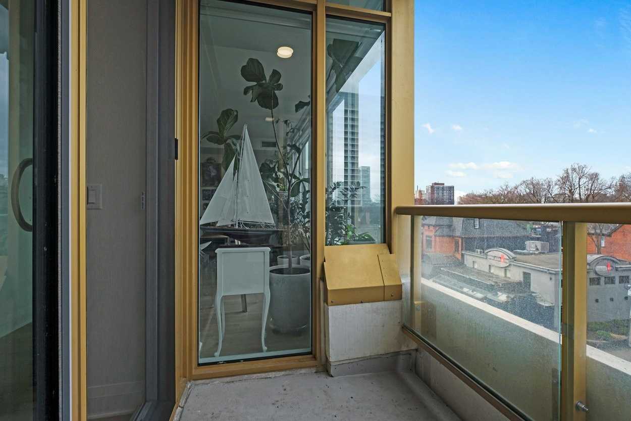 151 Avenue Rd, #410