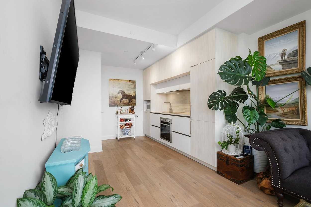 151 Avenue Rd, #410