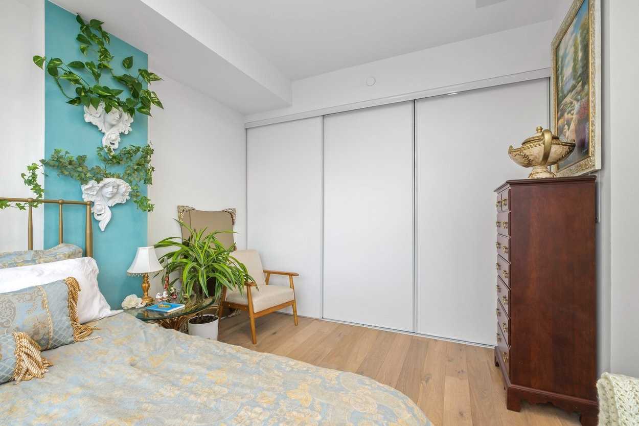151 Avenue Rd, #410
