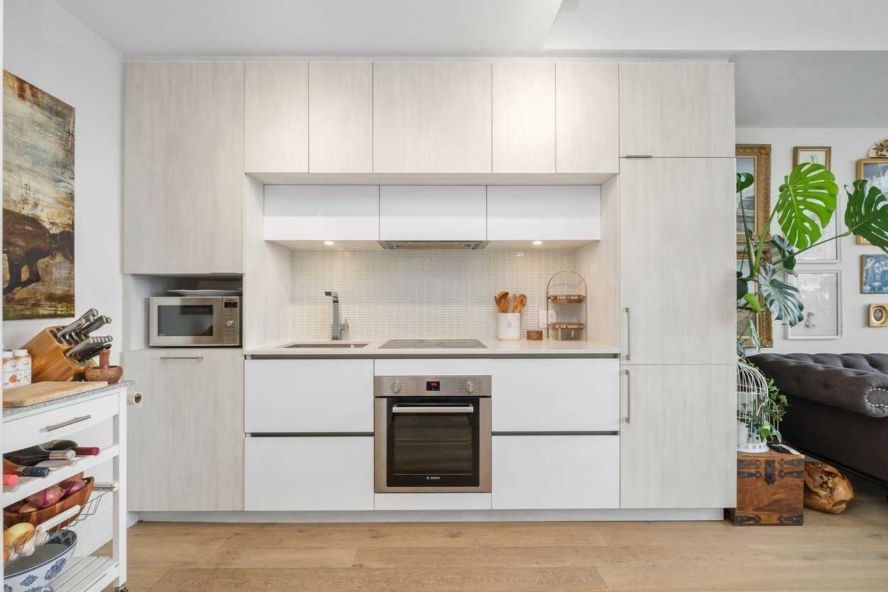 151 Avenue Rd, #410