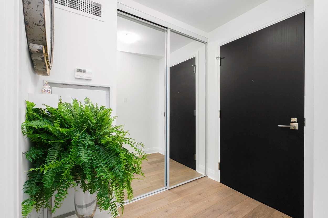 151 Avenue Rd, #410