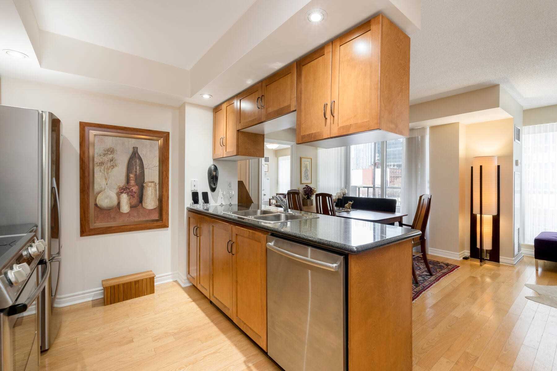 270 Wellington St W, #417