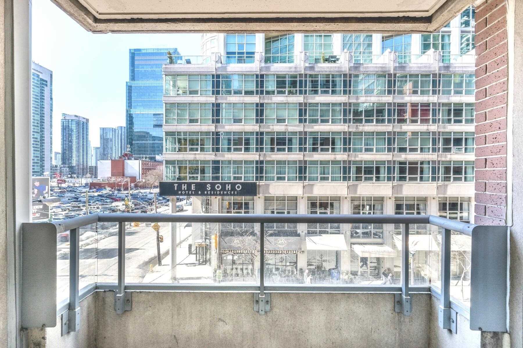 270 Wellington St W, #417