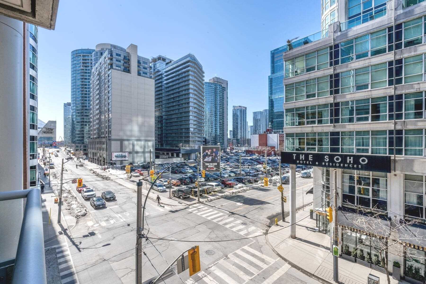 270 Wellington St W, #417