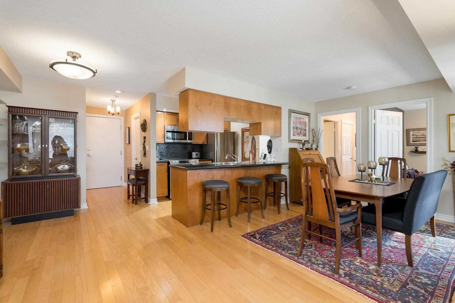 270 Wellington St W, #417