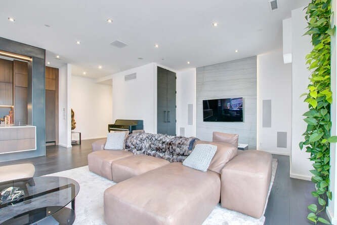 700 King St W, #612
