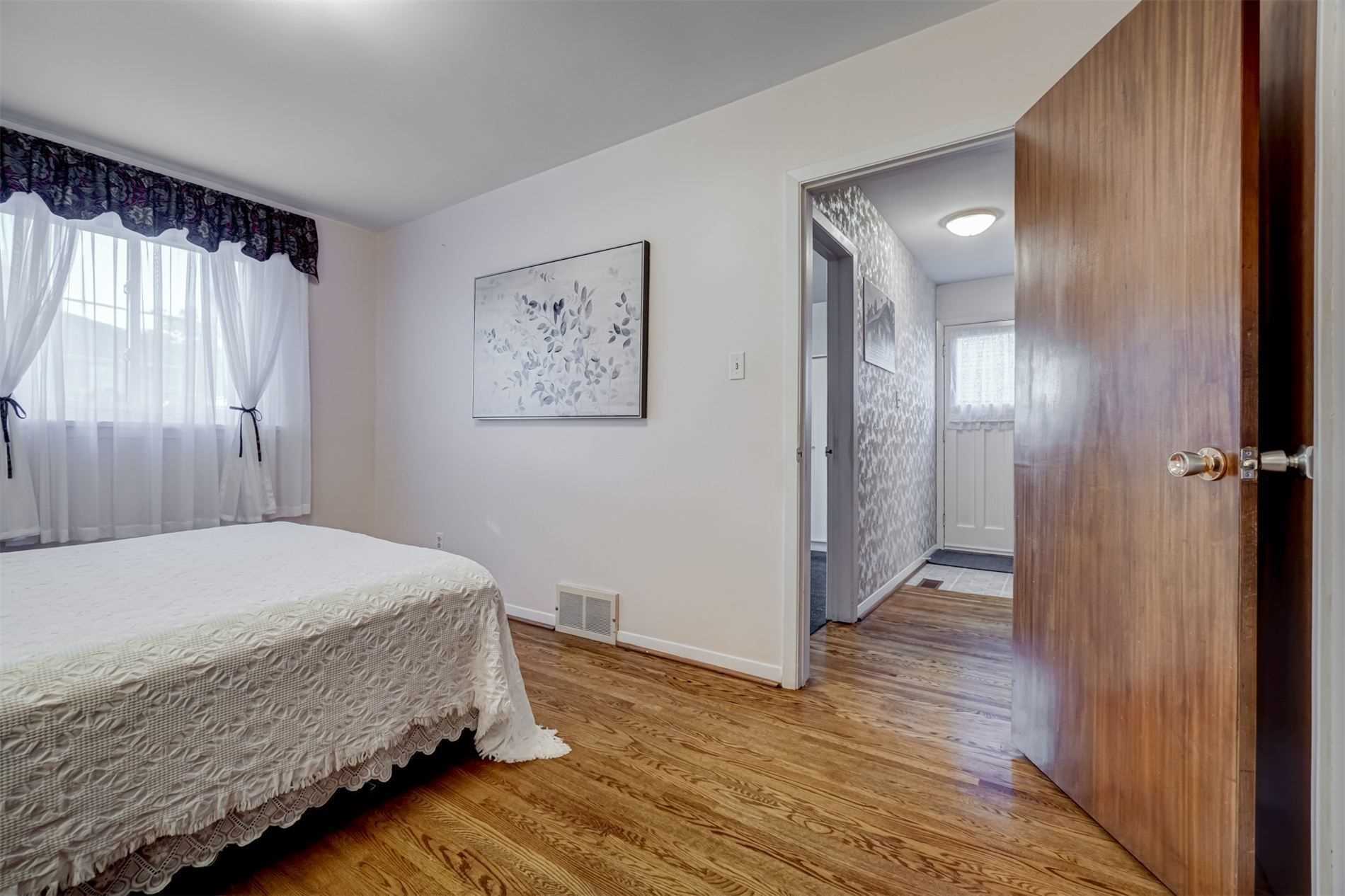 202 Lynedock Cres