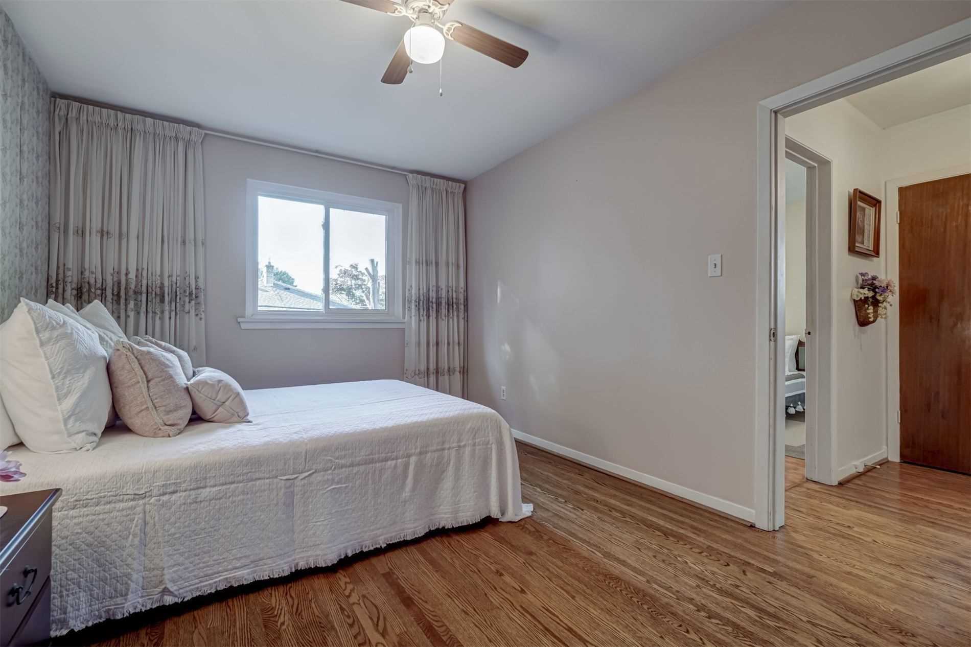 202 Lynedock Cres