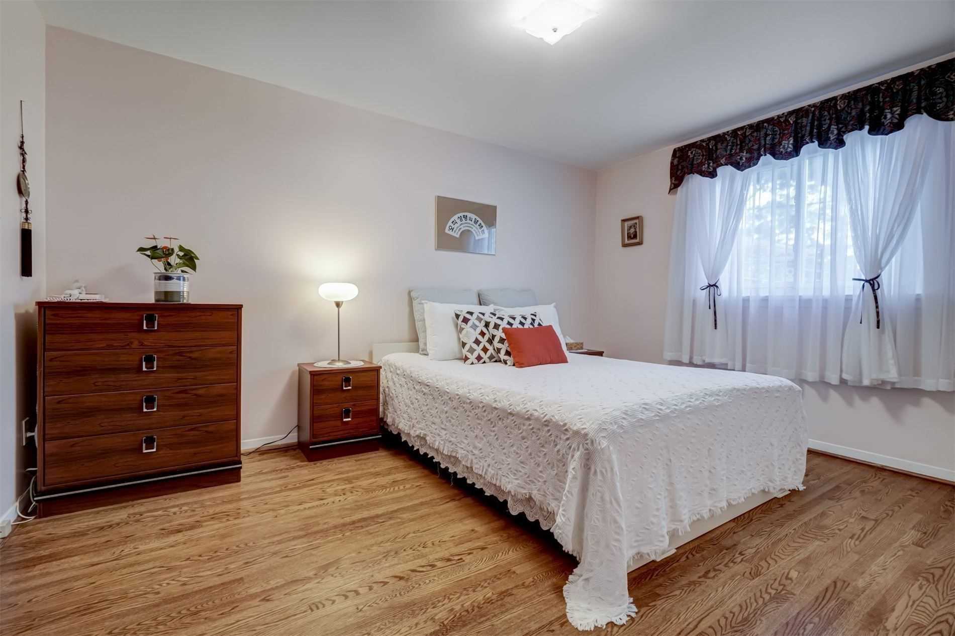 202 Lynedock Cres