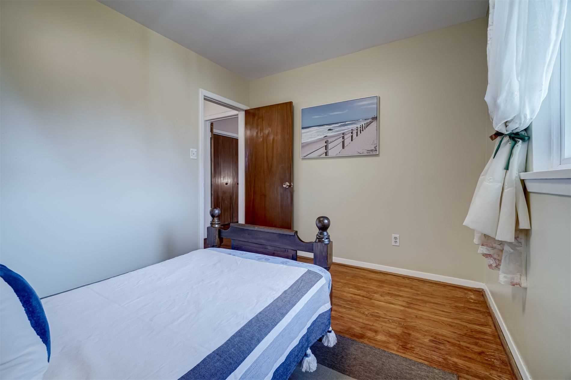 202 Lynedock Cres