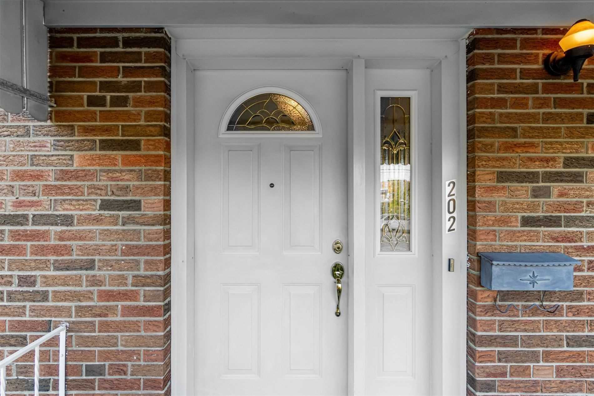 202 Lynedock Cres