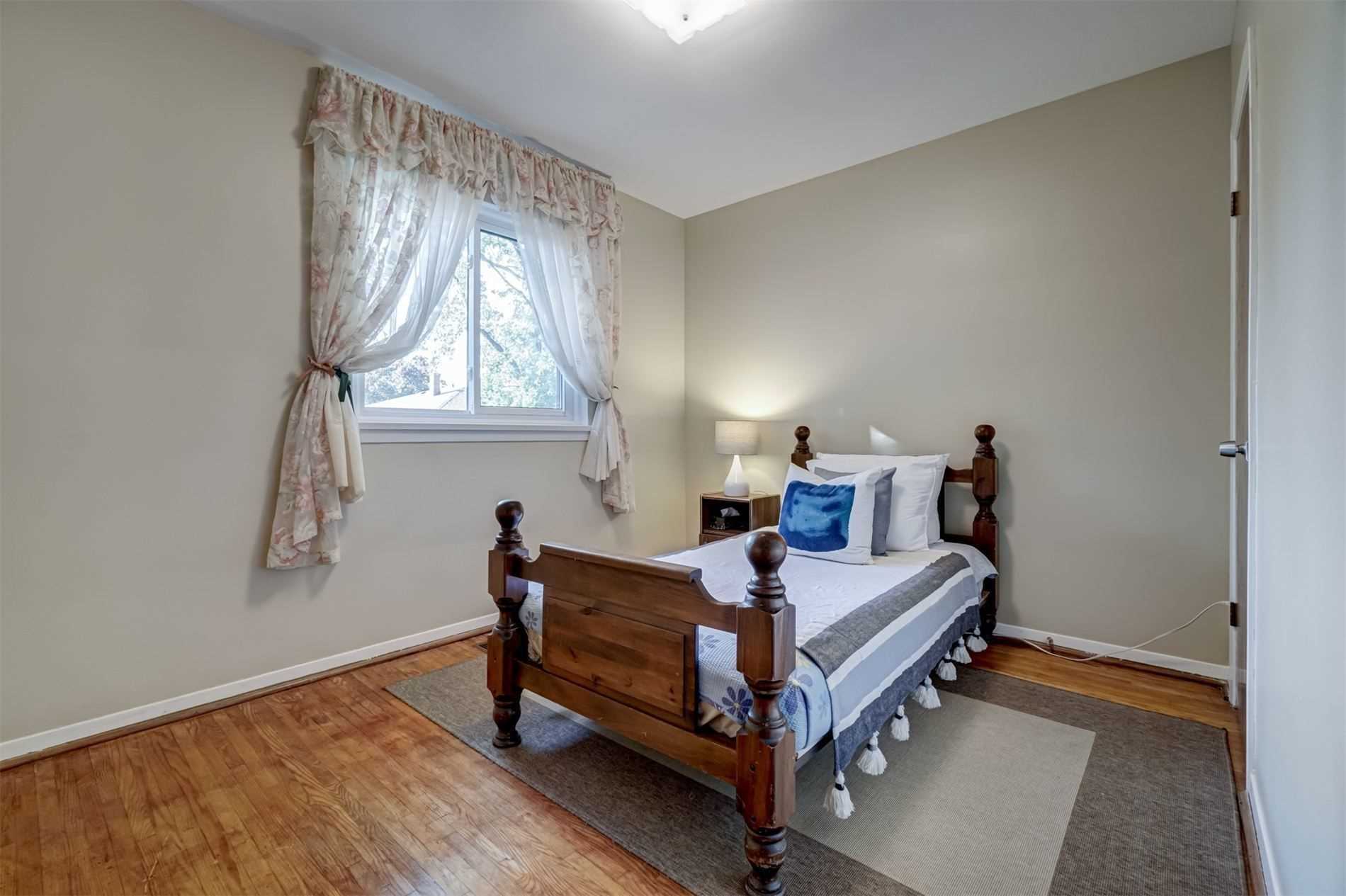 202 Lynedock Cres