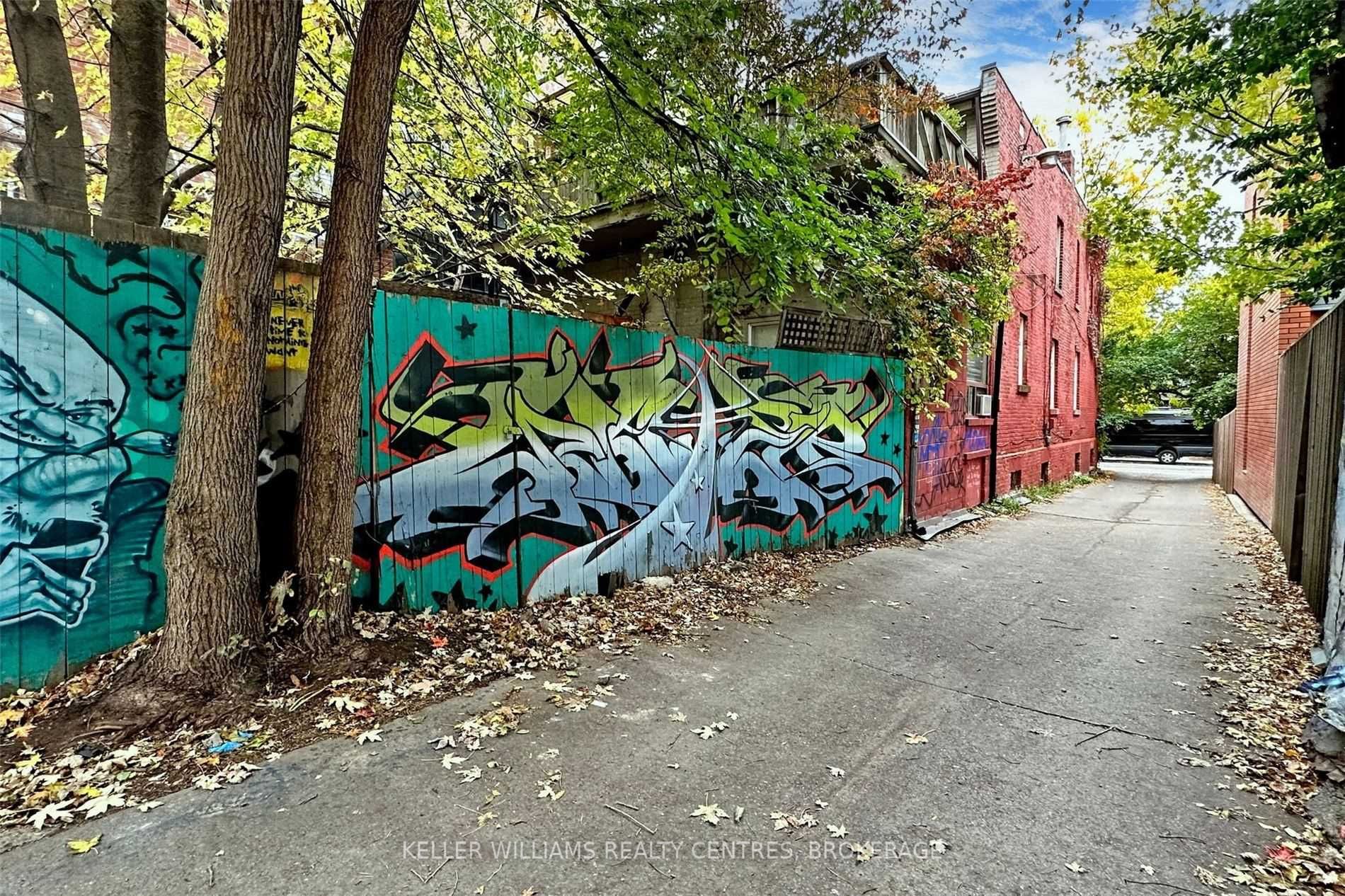 692 Richmond St W