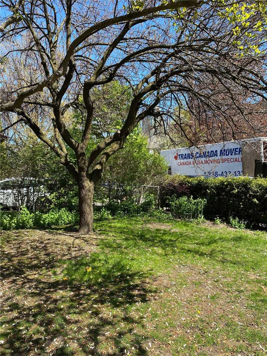 1563 Bathurst Street