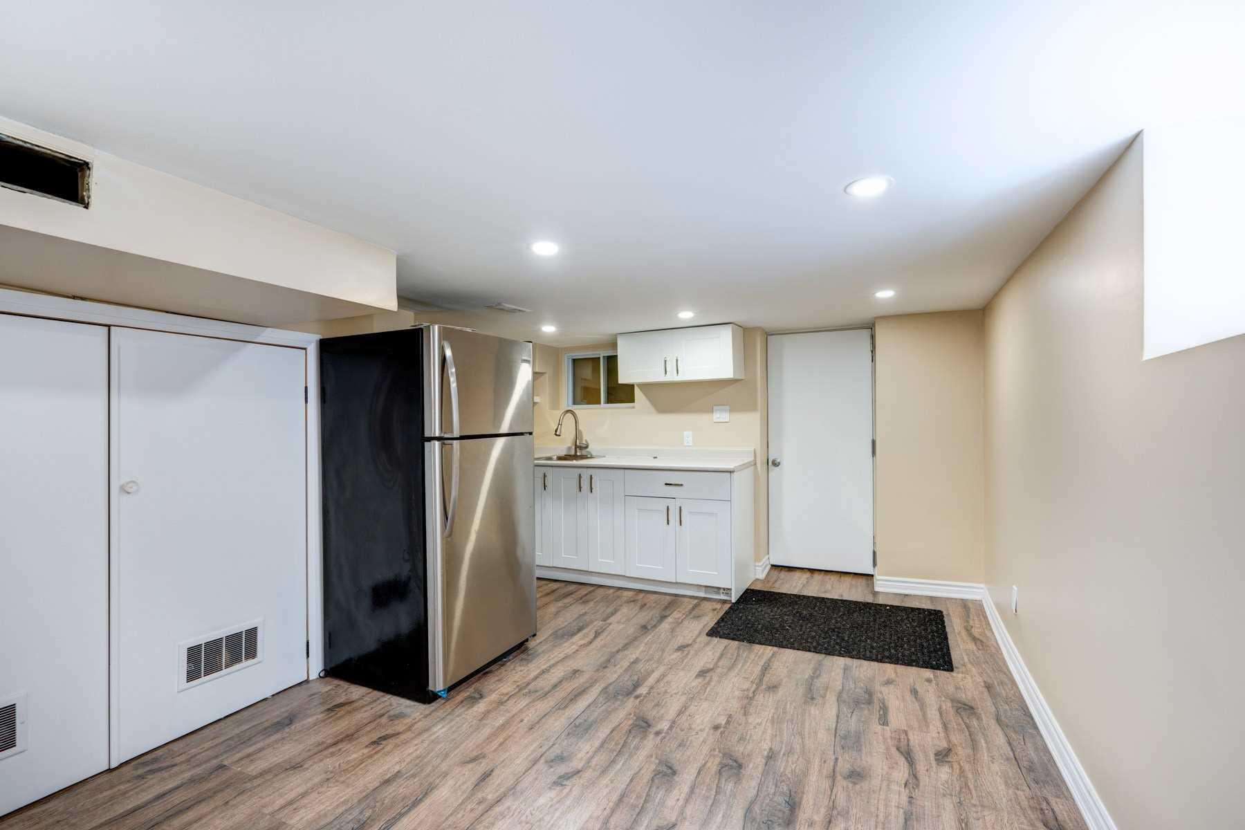 301 Robina Ave