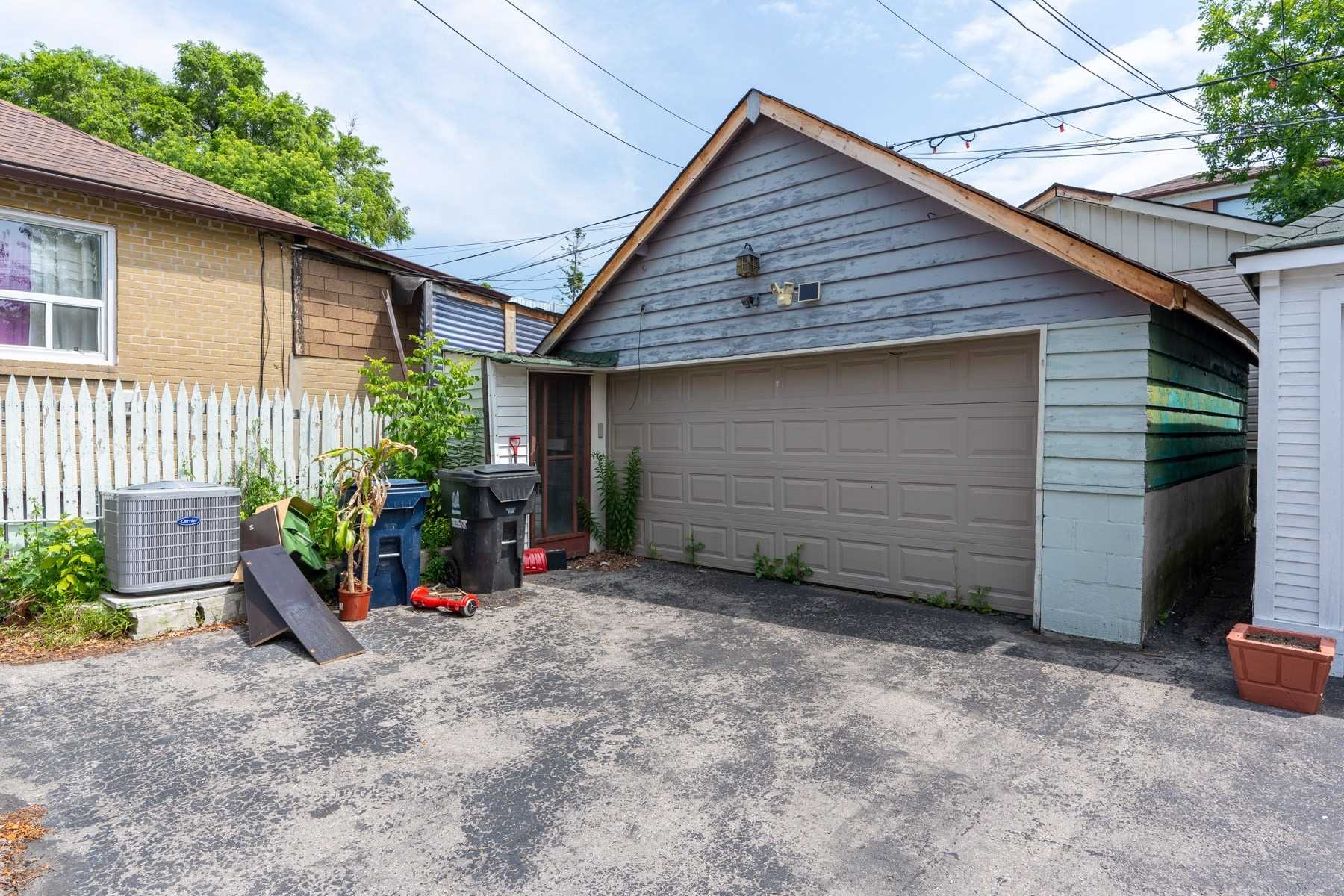 301 Robina Ave