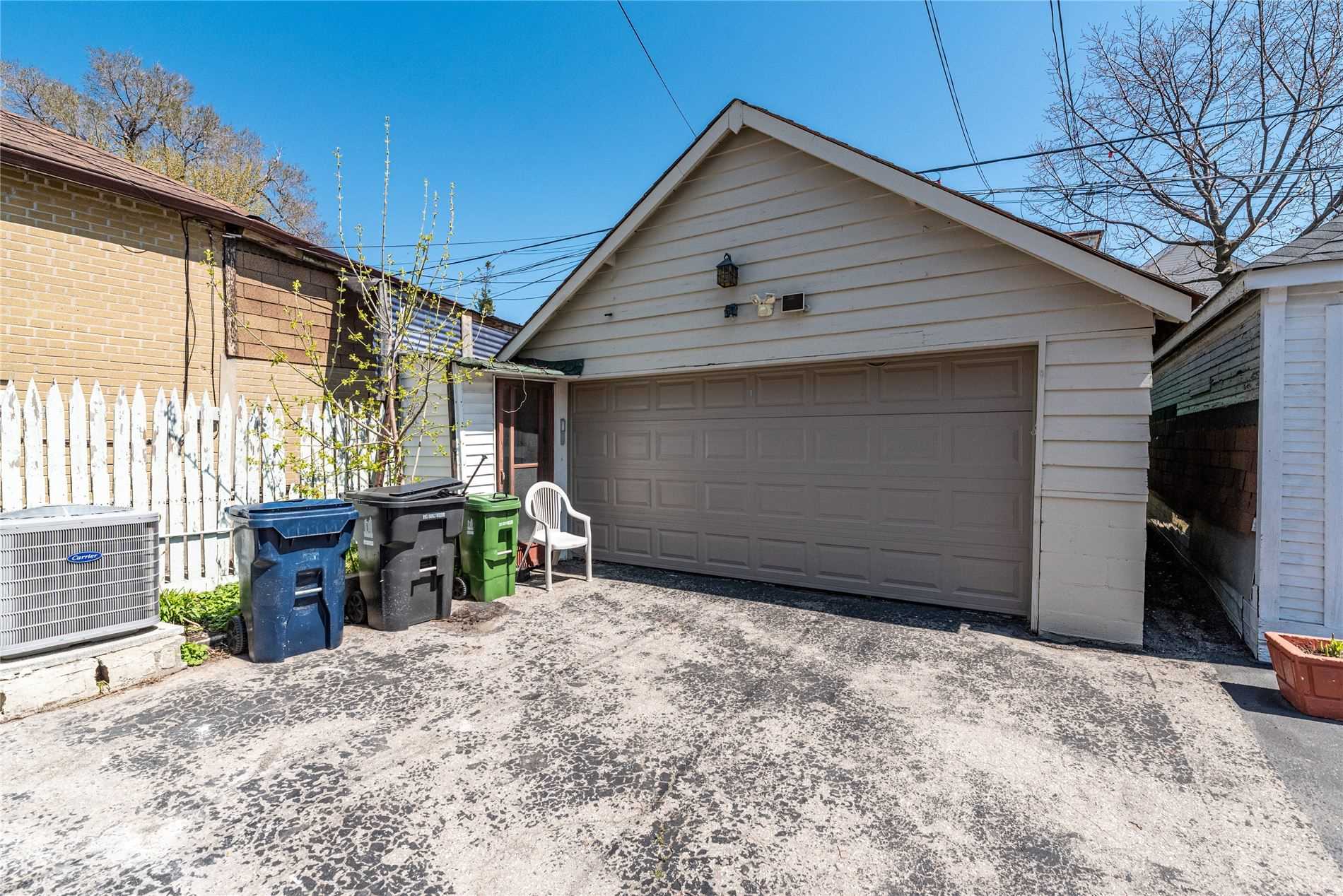 301 Robina Ave