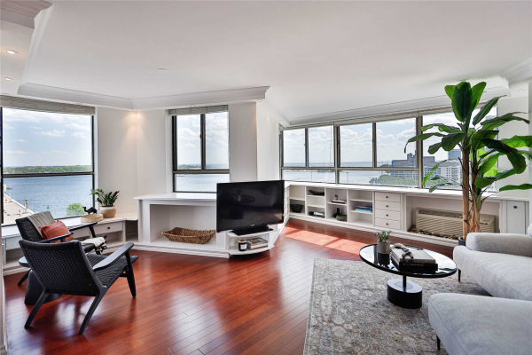 270 Queens Quay W 270 Queens Quay W