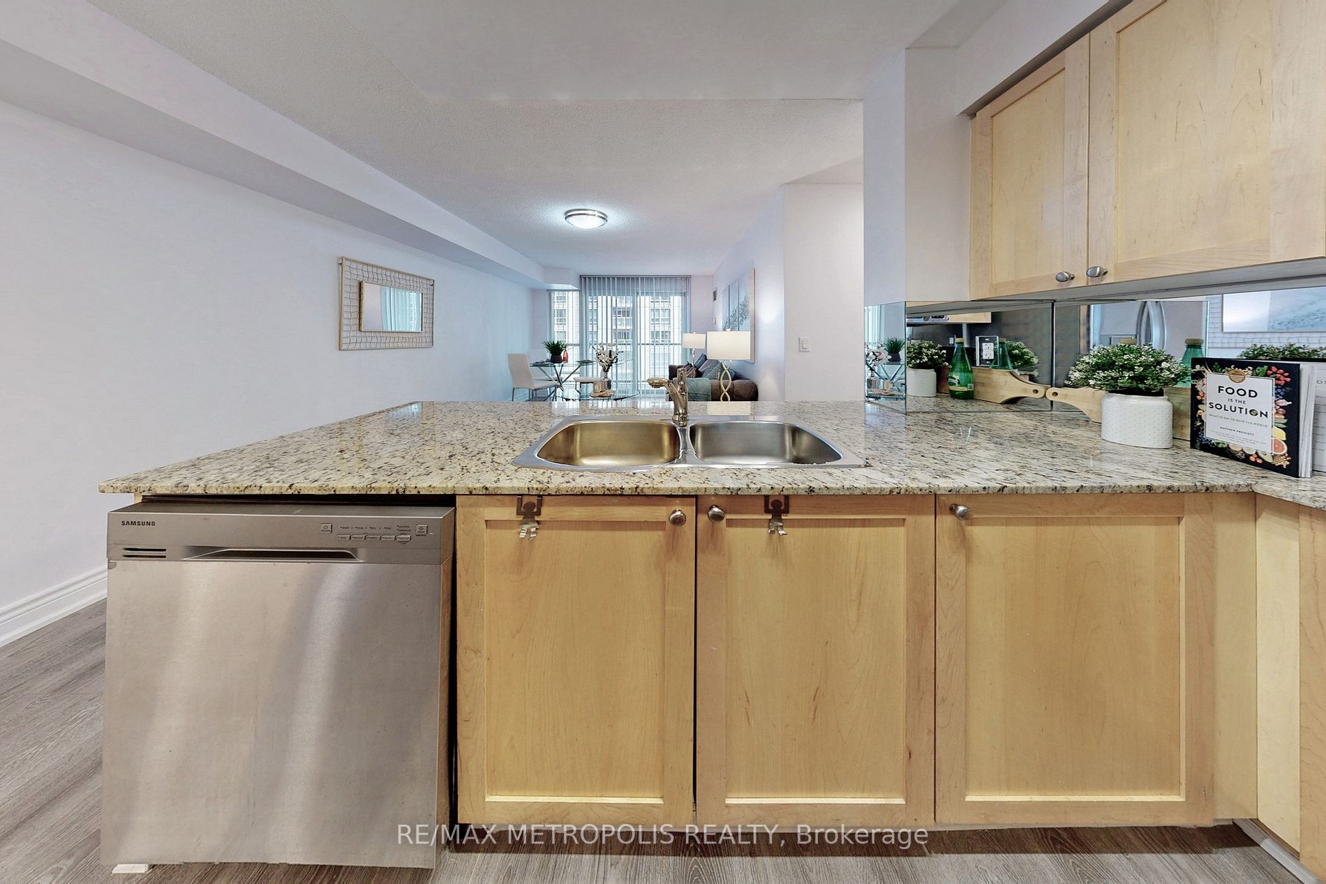 761 Bay St, #1414