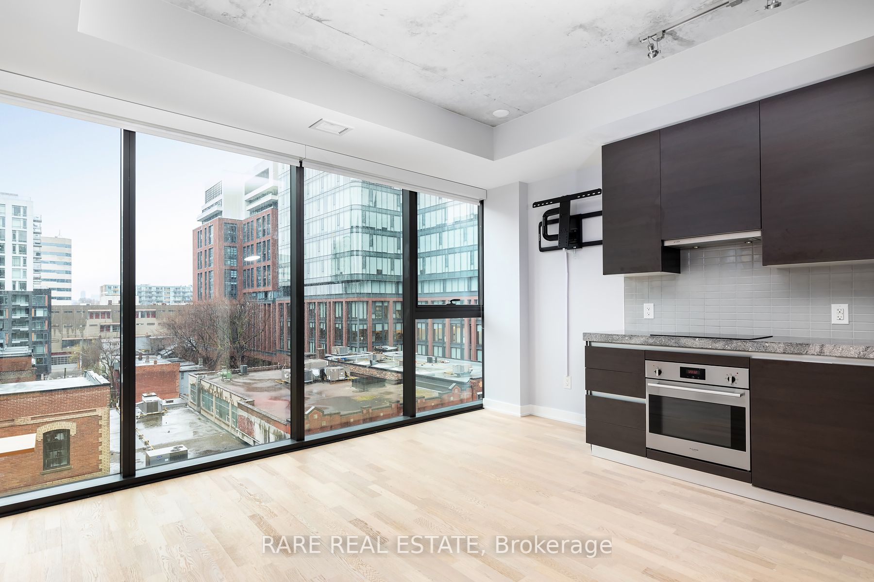 Listing C5973140 - Large Photo # 8