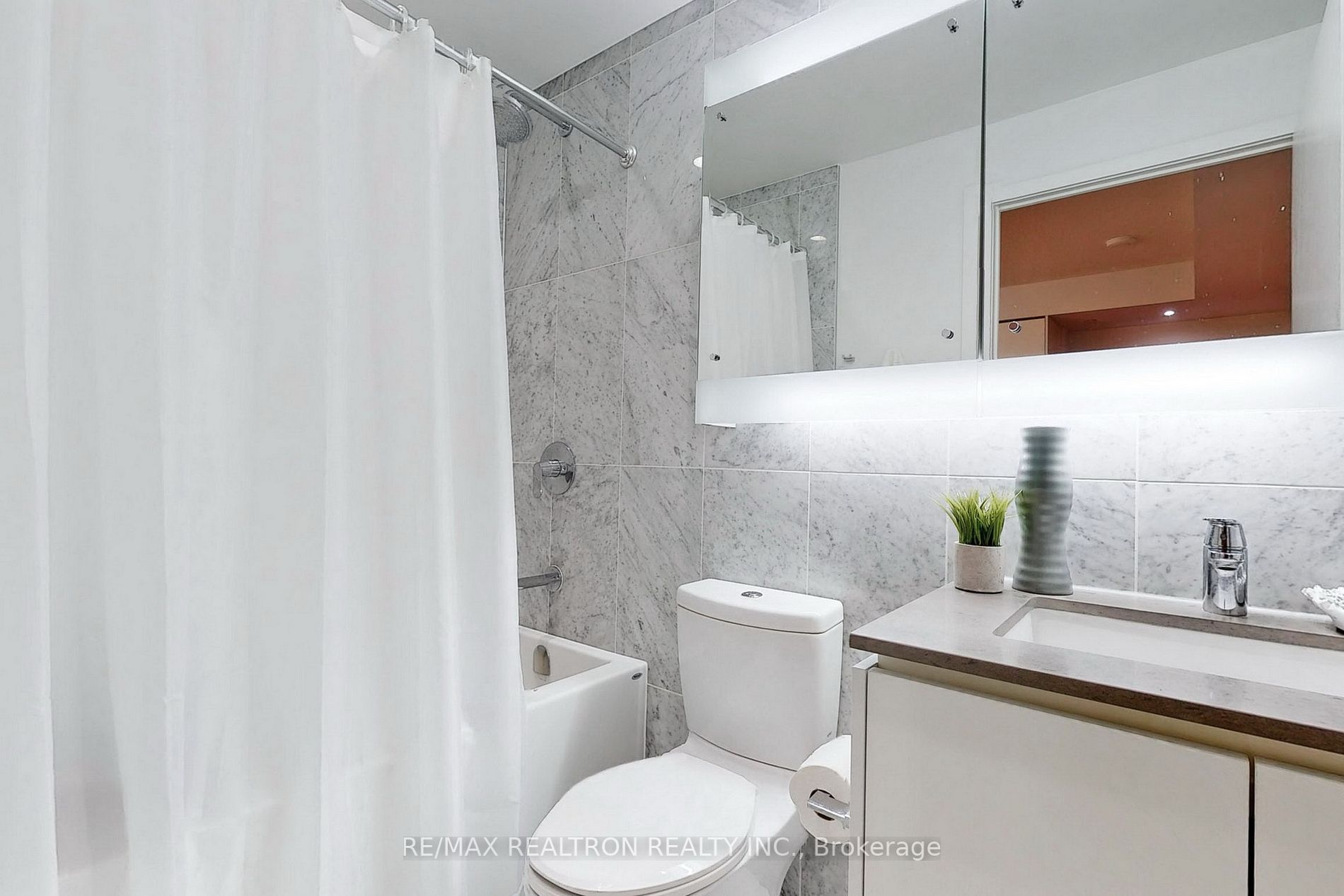 115 Mcmahon Drive, #2711