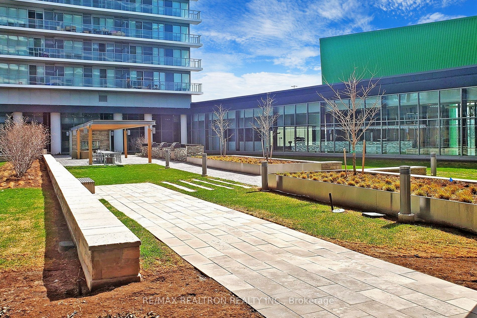 115 Mcmahon Drive, #2711